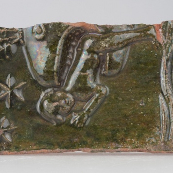 Kafel ze sceną Jonasza wychodzącego z wnętrza ryby