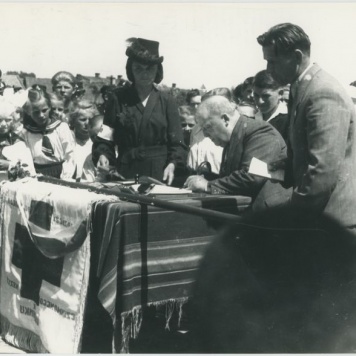 Zdjęcia reportażowe z uroczystości wręczenia sztandaru PCK w Koźminku