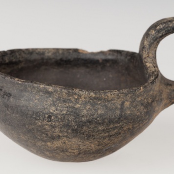 Czerpak stożkowaty o płaskim dnie i taśmowatym uchu