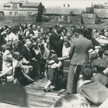 Zdjęcia reportażowe z uroczystości wręczenia sztandaru PCK w Koźminku