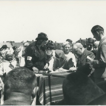 Zdjęcia reportażowe z uroczystości wręczenia sztandaru PCK w Koźminku