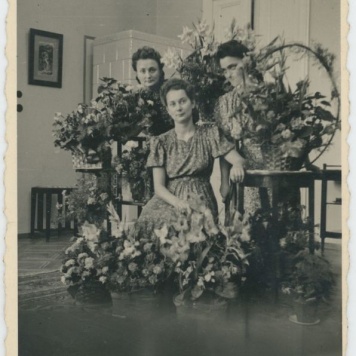 Siostry Elwira Maria i Wanda Łucja Fibiger we wnętrzu domu rodzinnego przy ul. Chopina 9 w Kaliszu