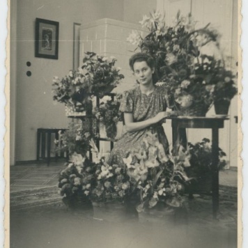 Wanda Łucja Fibiger we wnętrzu domu rodzinnego przy ul. Chopina 9 w Kaliszu