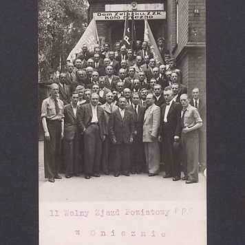 Członkowie PPS-u na tle domu przy ul. Miłostana, siedziby Związku Zawodowego Kolejarzy w Gnieźnie.