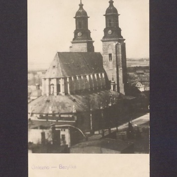 Widok na katedrę z wieży kościoła franciszkanów.