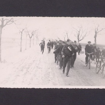 17 rocznica powstania wlkp. w Gnieźnie. Grupa zawodników na trasie podczas corocznego rajdu.