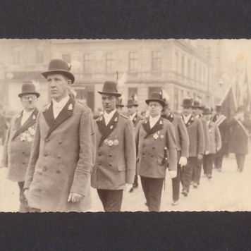 Kondukt pogrzebowy Kurkowego Bractwa Strzeleckiego w Gnieźnie.