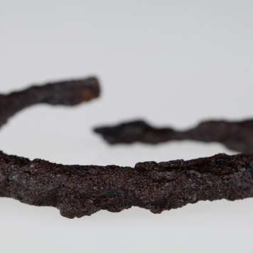 Bransolety z końcami zachodzącymi na siebie, wykonane z pręta żelaznego o przekroju okrągłym