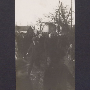 17 rocznica powstania wielkopolskiego w Gnieźnie. Powrót uczestników uroczystości z cmentarza św. Piotra, przemarsz ul. Świętokrzyską, tuż za zakrętem.