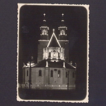 Widok z Rynku na katedrę nocą.