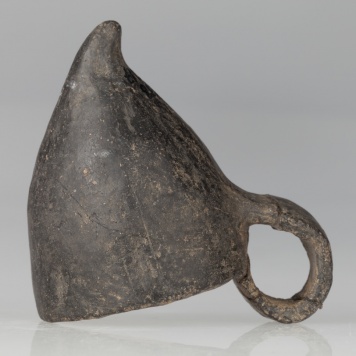 Naczynie z taśmowatym uchem i spiczastym dnem