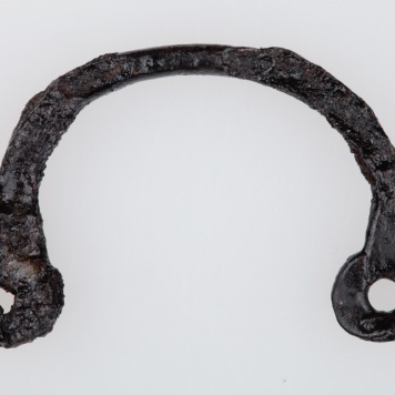 Żelazna zawieszka zaopatrzona w dwa otwory