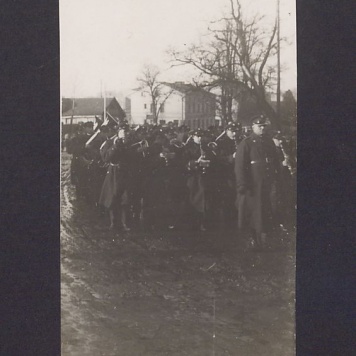 17 rocznica powstania wielkopolskiego w Gnieźnie. Powrót członków orkiestry wojskowej z cmentarza św. Piotra, przemarsz ul. Świętokrzyską, tuż za zakrętem.