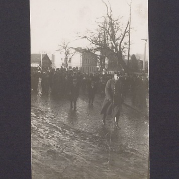 17 rocznica powstania wielkopolskiego w Gnieźnie. Powrót uczestników uroczystości z cmentarza św. Piotra, przemarsz ul. Świętokrzyską, tuż za zakrętem.