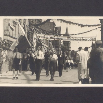 Uroczystości 3-go Maja w Gnieźnie. Pochód ul. Chrobrego.