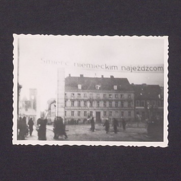 Manifestacja. Fragment rynku z widokiem na katedrę.