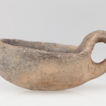 Czerpak o półkolistym brzuścu i taśmowatym uchu