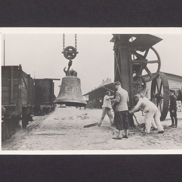 Wyładunek dzwonu na dworcu towarowym w Gnieźnie.