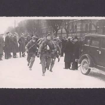 17 rocznica powstania wielkopolskiego w Gnieźnie. Grupa zawodników corocznego rajdu na starcie przed koszarami.