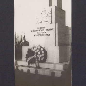 17 rocznica powstania wielkopolskiego w Gnieźnie. Wieniec złożony przez członków Zarządu Miejskiego pod pomnikiem poległych powstańców na cmentarzu św. Piotra.