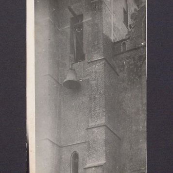 Dzwon "Wojciech" podczas zawieszania w północnej wieży katedry.