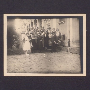 Grupa słuchaczy na schodach Uniwersytetu Ludowego w Dalkach pod Gnieznem.