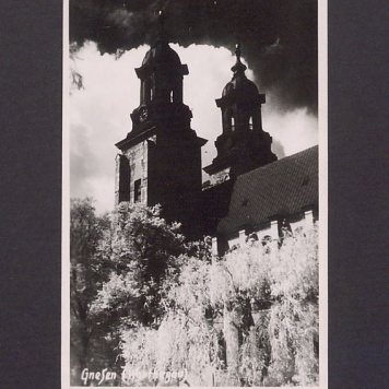 Widok na bazylikę i jej wieże z północno-zachodniej strony.