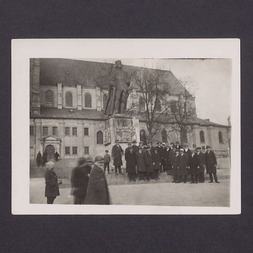 Wycieczka słuchaczy Uniwersytetu Ludowego w Dalkach przed pomnikiem  Bolesława Chrobrego w Gnieźnie.