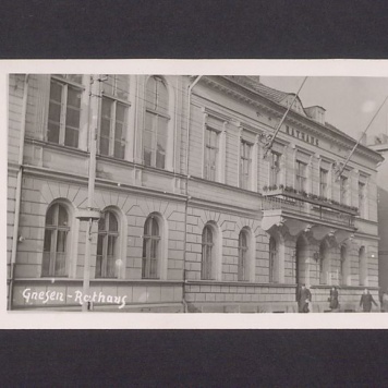 Front gnieźnieńskiego ratusza przy ul. Chrobrego.