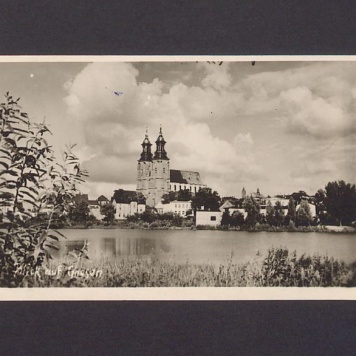 Widok na gnieźnieńską katedrę z zachodniego brzegu jeziora Jelonek.