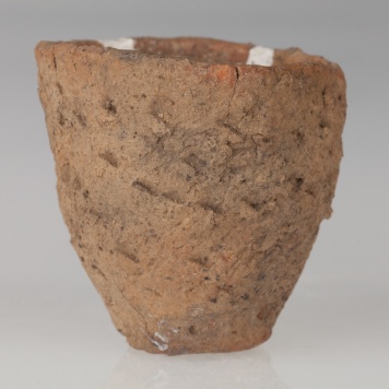 Miniaturowe naczynko stożkowate zdobione ornamentem paznokciowym