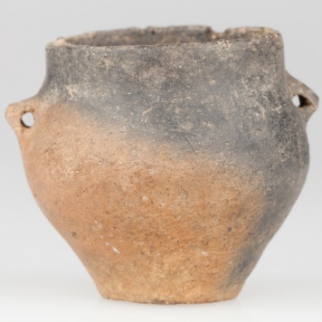 Czarka z dwoma poziomo przekłutymi uszkami