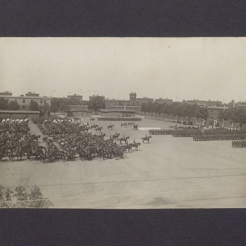 Święto pułkowe w Gnieźnie. Przygotowania do defilady na placu koszarowym.