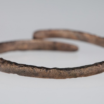 Bransoletka brązowa wykonana z płasko - kulistej taśmy