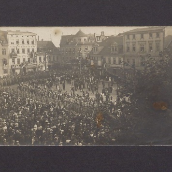 Przemarsz wojska polskiego do gnieźnieńskiej katedry.