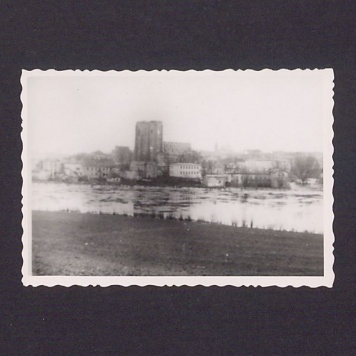 Gnieźnieńska katedra po spaleniu. Widok z zachodniego brzegu.