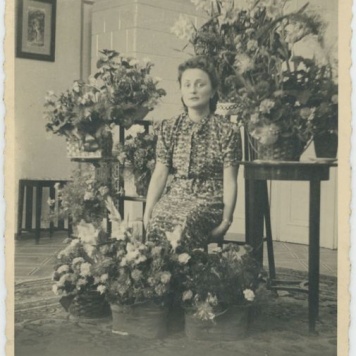 Elwira Maria Fibiger we wnętrzu rodzinnego domu przy ul. Chopina 9 w Kaliszu