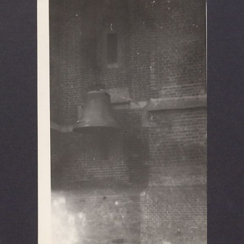 Dzwon "Wojciech" podczas zawieszania w północnej wieży katedry.