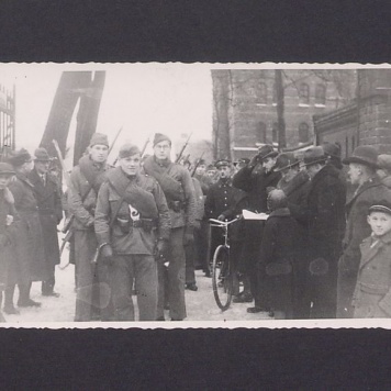 17 rocznica powstania wielkopolskiego w Gnieźnie. Grupa członków Towarzystwa Gimnastycznego „Sokół”, uczestników corocznego rajdu na starcie przed koszarami.