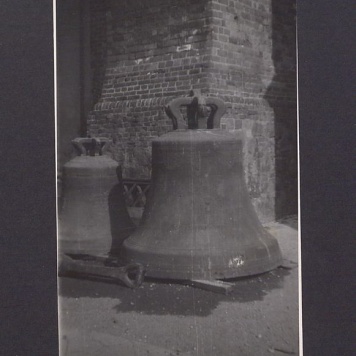 Dzwony ustawione w rzędzie przed północną wieżą katedry.