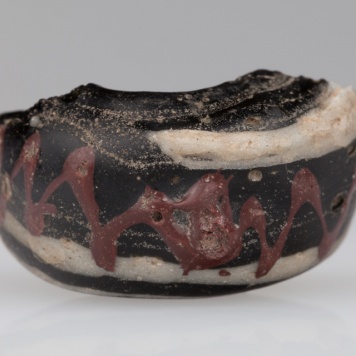 Koralik z masy szklanej o walcowatym kształcie