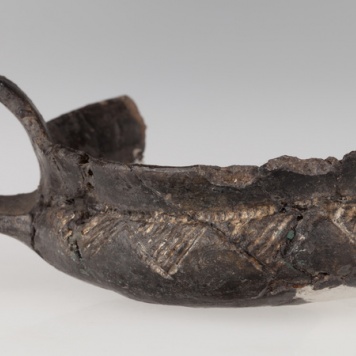 Zachowany we fragmentach czerpak z baniastym brzuścem