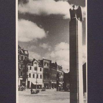 Gnieźnieński Rynek. Z prawej strony kolumna z niemieckim orłem.