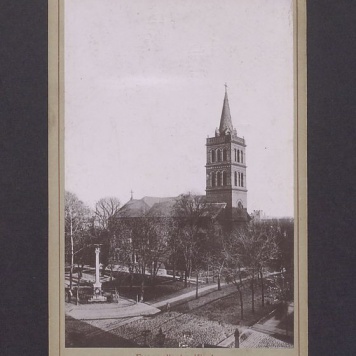 Kościół ewangelicki w Gnieźnie wraz z otaczającym go parkiem.