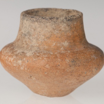 Miniaturowe naczynie w kształcie wazy dwustożkowej