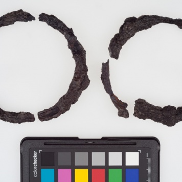 Naramienniki koliste, wykonane z pręta żelaznego z końcami zachodzącymi na siebie