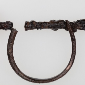 Fragment kółka brązowego o przekroju owalnym, z jednym końcem ułamanym, a drugim zwężającym się