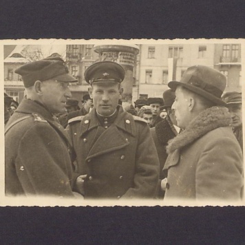 Komendant wojenny, z prawej strony Czesław Skrzypiński