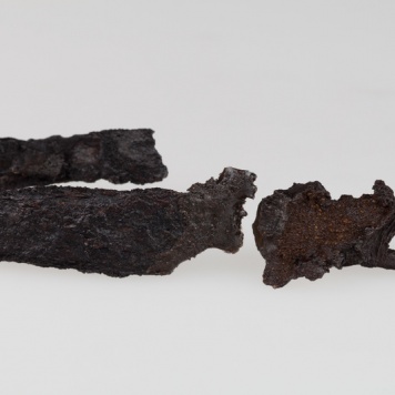 Metalowe części tarczy (połowa umba, imacz, okucia boków)