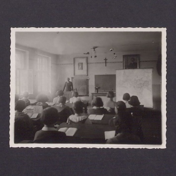 Zajęcia z historii w sali wykładowej Uniwersytetu Ludowego w Dalkach pod Gnieznem.